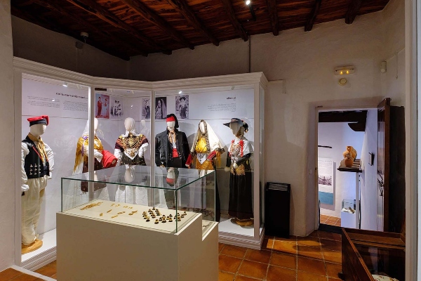 Sala del Museo Etnográfico de Ibiza (Can Ros), Santa Eulalia: Trajes y joyas