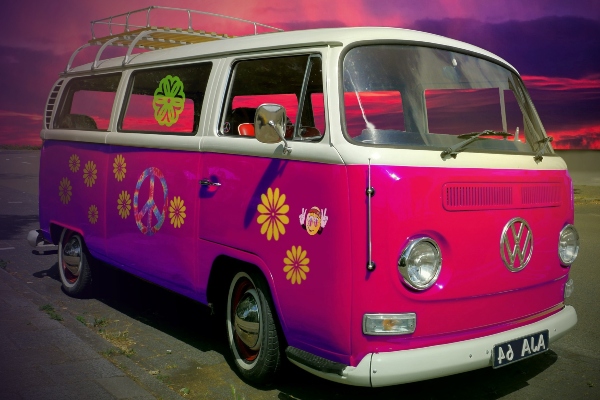 La típica furgoneta Volkswagen T1 de la época hippie