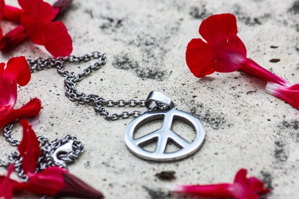 Símbolo hippie de la paz entre flores