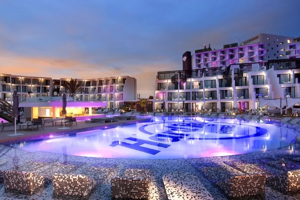 La Movida Ibiza 2024. Hard Rock Hotel, 29 Marzo 2024: Vista del Hotel y la piscinba