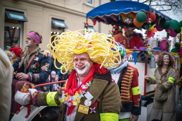 Carnaval Santa Eulària des Riu 2024. Disfraces en una Rúa