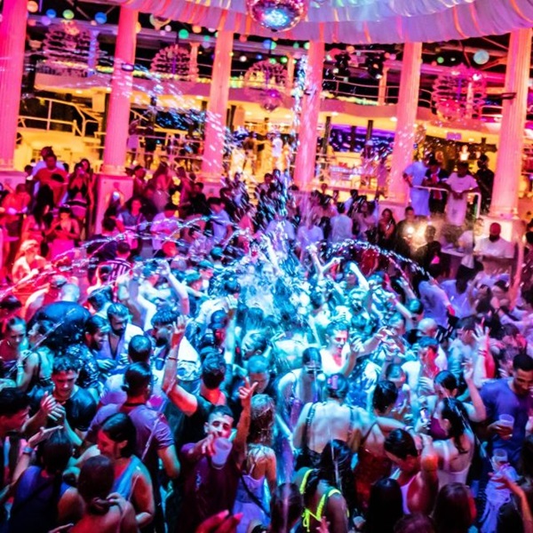 Es Paradis Ibiza: Fiesta, música y baile