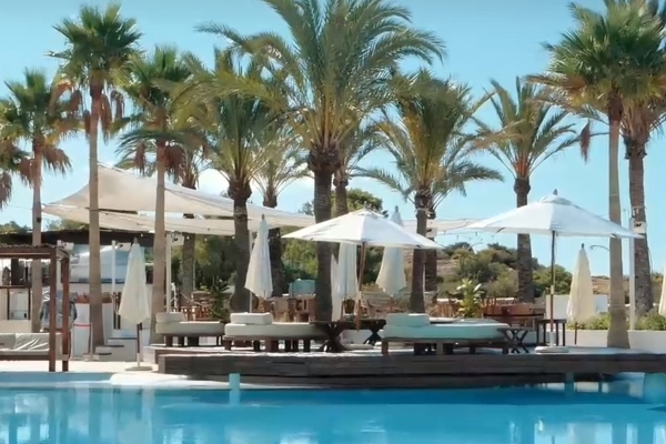 Destino Pacha Ibiza 2024: Imagen exterior piscina