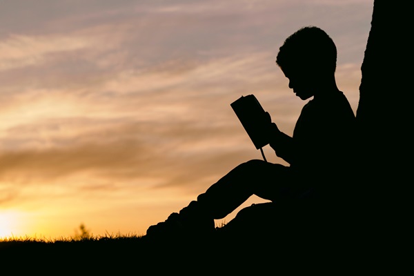 Día del libro 2024 Santa Eulalia, Ibiza: Un niño leyendo