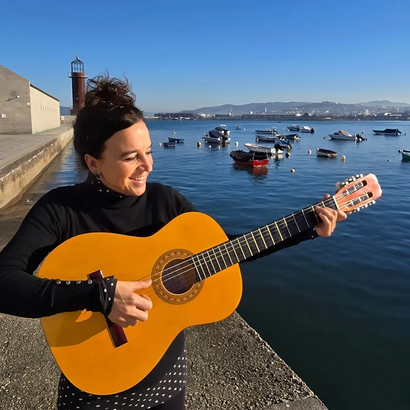 Roxana Mouriño frente al mar