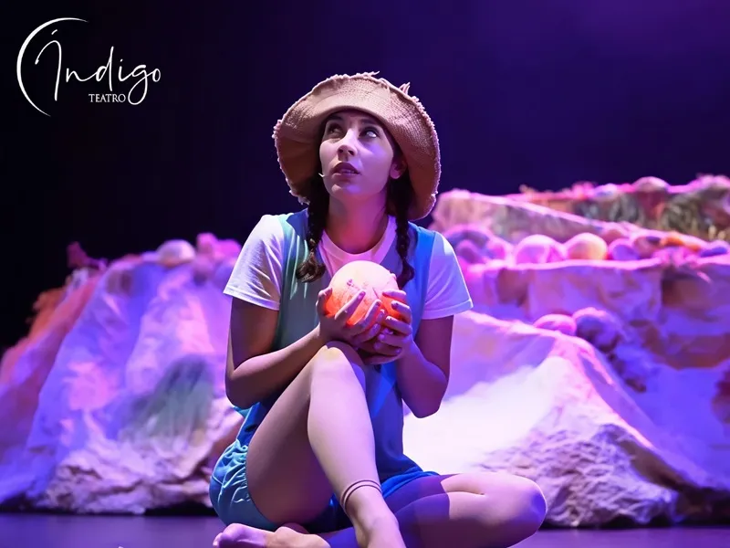 Escena del espectáculo Viaje al planeta de Todo es Posible en Ibiza. Índigo Teatro