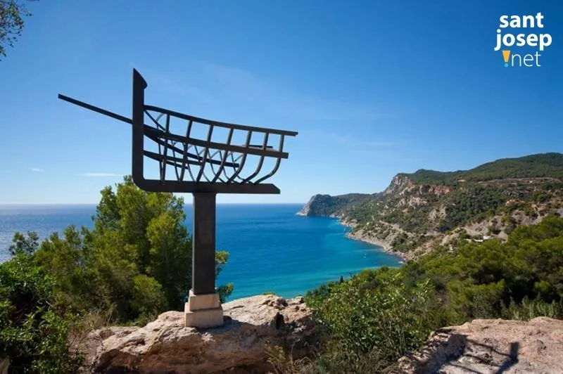 Monumento a los pescadores en los acantilados de Es Cubells (Sant Josep), Ibiza