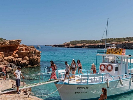 Servicio de barco a Cala Bassa