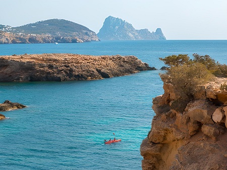 Kayak en Cala Carbó en Sant Josep, Ibiza