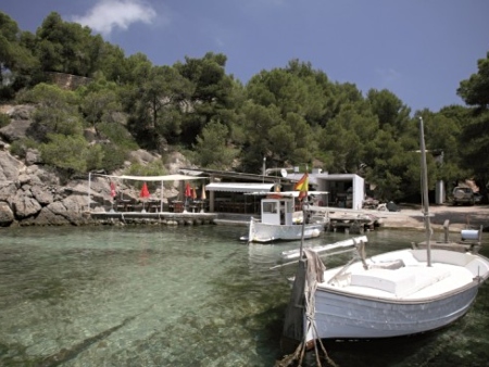 El pequeño puerto de Cala Mastella con el restaurante 'el Bigotes' al fondo
