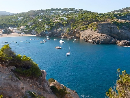 Vista de Cala Vedella en Sant Josep