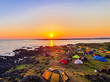 Camping en Ibiza: Mochileros frente al mar