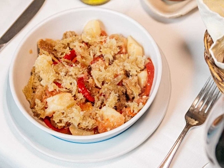 Plato de ensalada de crostes (costras)