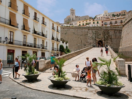 Entrada a las murallas de Ibiza por el Portal de ses Taules