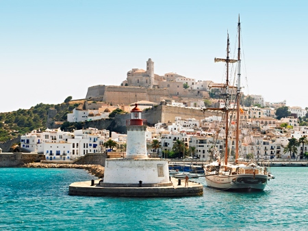 Entrada a las murallas de Ibiza por el Portal de ses Taules