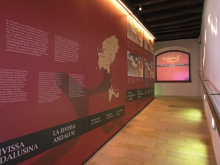 Cartel informativo en el Centro de Interpretación Madina Yabisa