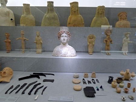 Representaciones de la diosa Tanit y otros objetos del Museo