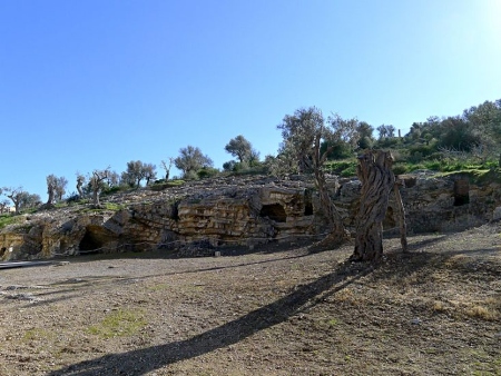 Necrópolis Púnica de Puig des Molins en Ibiza: Hipogeos excavados en la roca