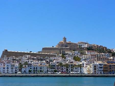 Vista de la Marina y Dalt Vila desde el Puerto de Ibiza