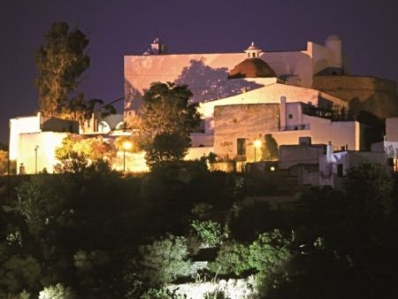 Vista nocturna de la Iglesia de Santa Eulalia en el Puig de Missa