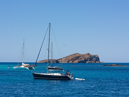 Barcos frente al Islote (illot) de s'Espartar, Ibiza