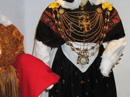 CAN ROS, el MUSEO ETNOGRÁFICO DE IBIZA: Joyas e indumentaria típicos'