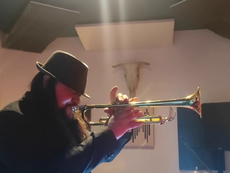 ALBERT OLIVA tocando la trompeta