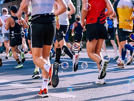 Atletas compitiendo. XV CURSA DE SA SOBRASSADA (Carrera de la sobrasada)  2023: Semimaratón por relevos. Fiestas de Santa Gertrudis de Fruitera, Ibiza (Eivissa)