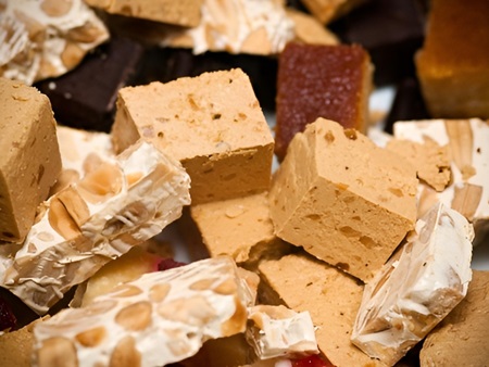 Diversos tipos de turrón (Torrons Sirvent)