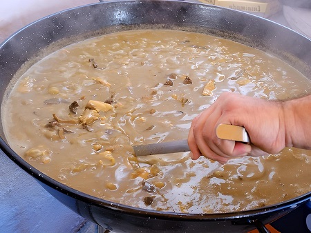 Preparando una cazuela de Arroz de Matanzas de Ibiza (Arròs de Matances)