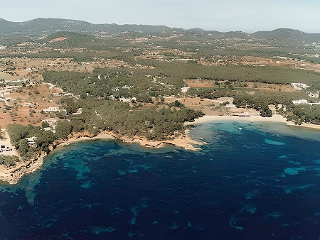 Vista aérea de Cala Pada, Santa Eulària, Ibiza