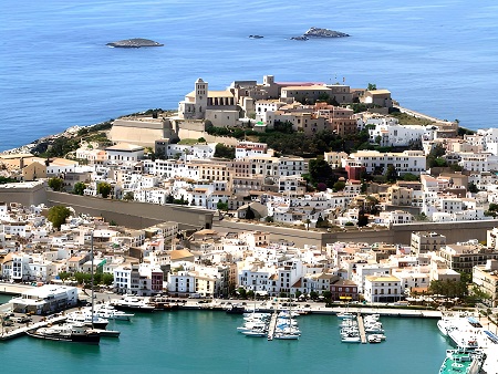 Vista del recinto amurallado de Ibiza