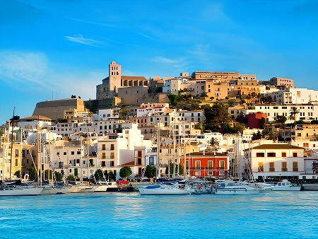 Vista frontal del Barrio de la Marina. Dalt Vila, Murallas y Catedral al fondo