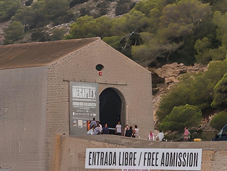 La Nave Salinas. Edificio-sala de exposiciones