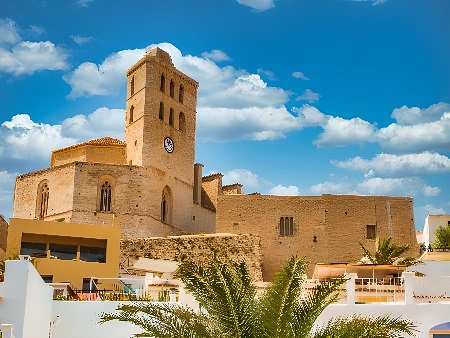Murallas de Ibiza: Vista de la Catedral de Santa María
