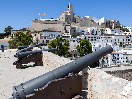 Murallas de Ibiza: cañones y Catedral al fondo
