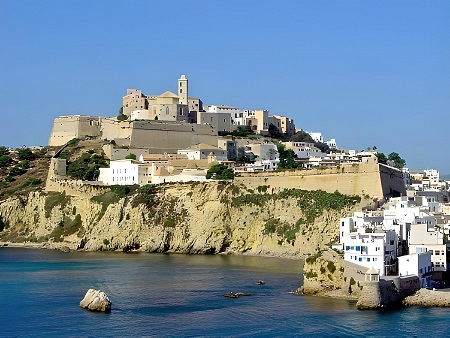 Entrada al puerto de Ibiza. Dalt Vila, Murallas y Catedral al fondo