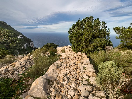 Torres d'en Lluc: Vista del muro original que unía ambas torres