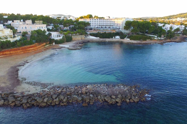 Playa de Caló de s'Alga, Santa Eulalia. Ibiza, Eivissa Playa de Caló de s'Alga, Santa Eulalia. Ibiza, Eivissa