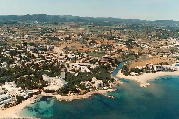 Vista de la Playa de Caló de s'Alga, Santa Eulalia. Ibiza, Eivissa