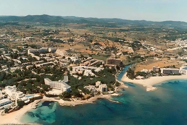 Vista de la Playa de Caló de s'Alga, Santa Eulalia. Ibiza, Eivissa Vista de la Playa de Caló de s'Alga, Santa Eulalia. Ibiza, Eivissa