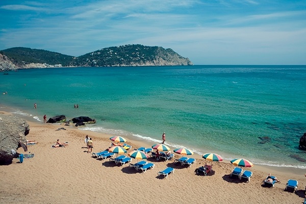Vista de la Playa de Es Figueral en Santa Eulalia. Ibiza, Eivissa Playa de Es Figueral, Santa Eulalia. Ibiza, Eivissa