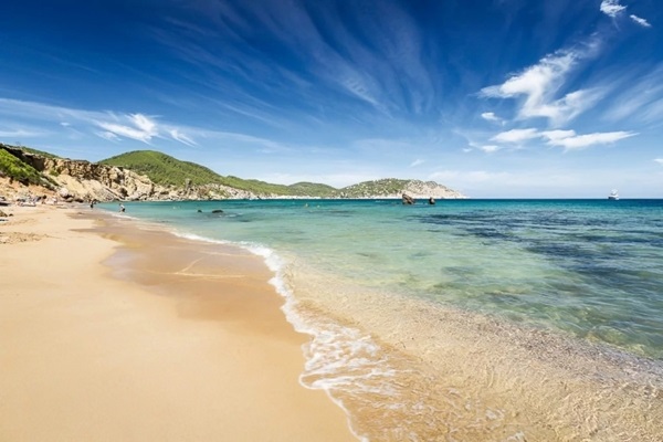 Panorámca de la Playa de Es Figueral, Santa Eulària des Riu. Ibiza, Eivissa Playa de Es Figueral, Santa Eulalia. Ibiza, Eivissa