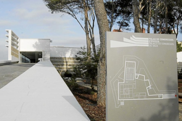 Vista exterior y plano del Palacio de Congresos de Ibiza, Santa Eulalia
