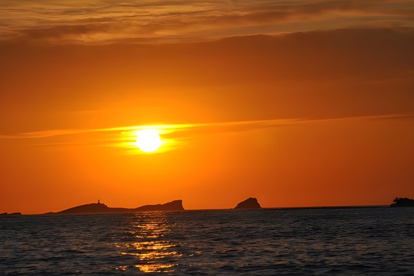 La noche de Ibiza (Eivissa): Puesta de sol frente al mar