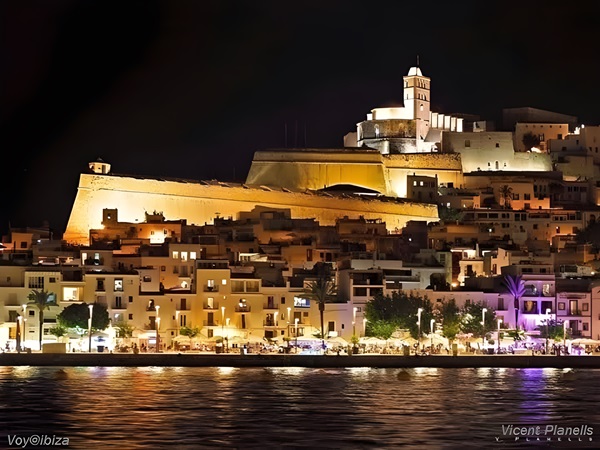 La noche de Ibiza (Eivissa): La Marina, Dalt Vila, Catedral