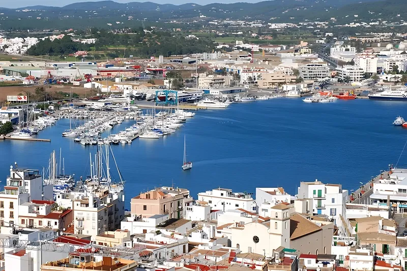 Vista del puerto y la Marina desde Dalt Vila, Ibiza (Eivissa)