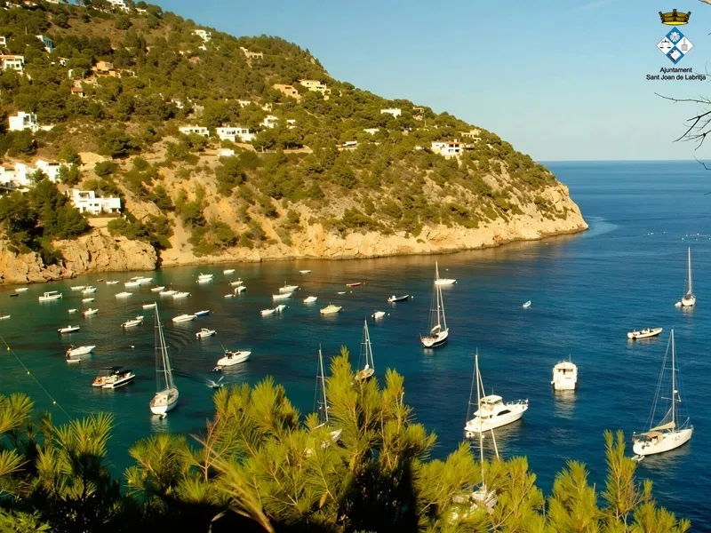 Cala San Vicente (Cala de Sant Vicent), Sant Joan de Labritja, IBIZA (Eivissa): Embarcaciones fondeadas