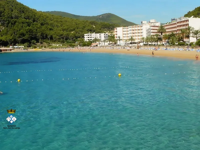Cala San Vicente (Cala de Sant Vicent), Sant Joan de Labritja, IBIZA (Eivissa): Vista frontal