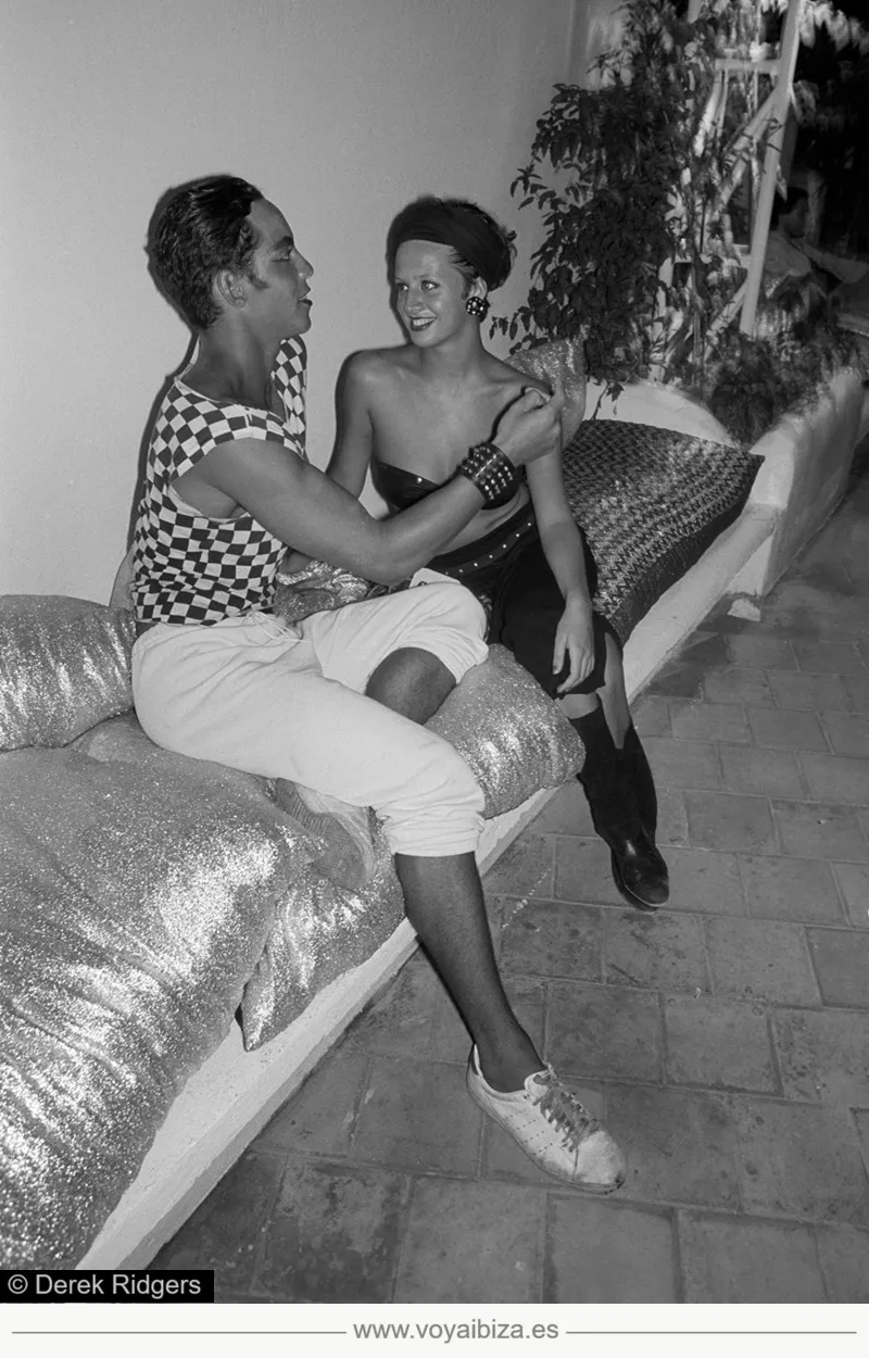 Un momento de relax conversando. (Foto de Derek Ridgers en Ibiza, años 80)